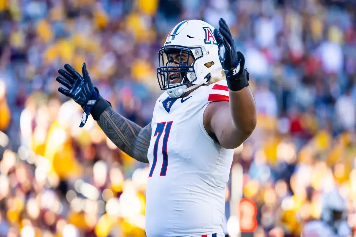 Patriots Targeted Jonah Savaiinaea Before Dolphins Made Shocking Trade